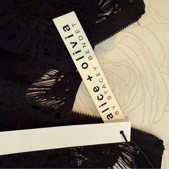 Alice + Olivia Black Lace Boxy Blouse Short Sleeve - Picture 4 of 6